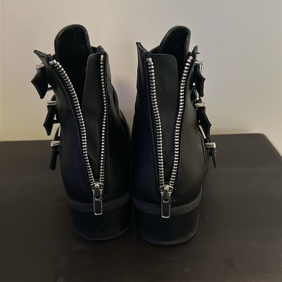 NEW Steve Madden Black Western Style Ankle Boot w. silver buckles point toe - Picture 4 of 9